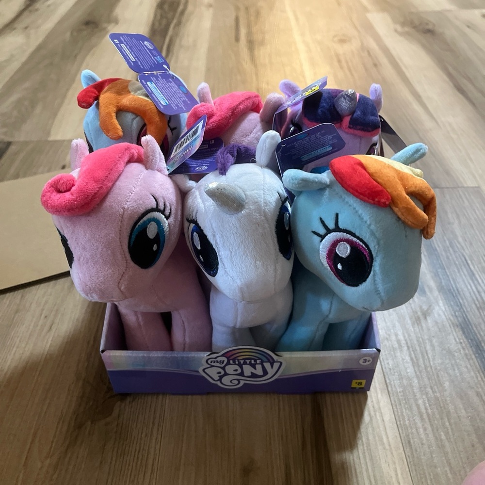 My little pony plushie.  Lot of 6 comes with display box